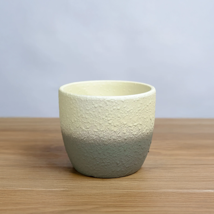 حوض نباتات رخامي بتداخل فني بين الأبيض والرمادي