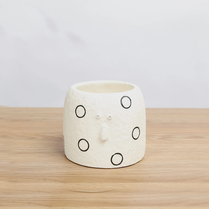 حوض سيراميك ابيض بوجه مميز