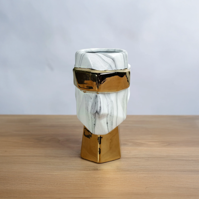 حوض أبيض بتصميم وجه ولمسات ذهبية